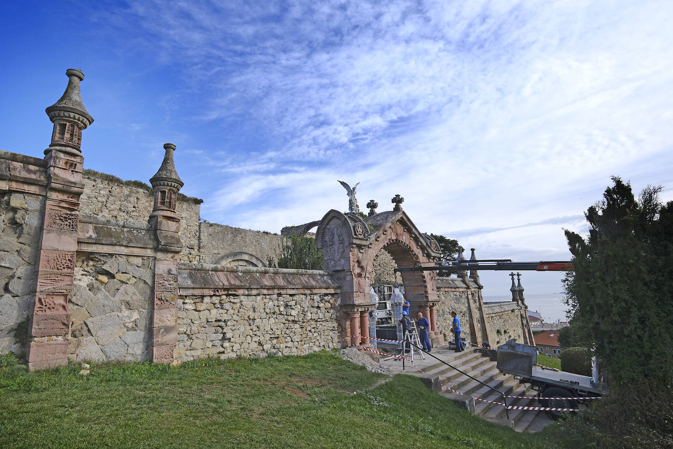 El cementerio de Comillas con los operarios en la entrada. 